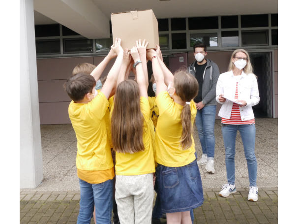 Preisübergabe an der Grundschule Marien Paderborn vor Ort (© Kreis Paderborn)